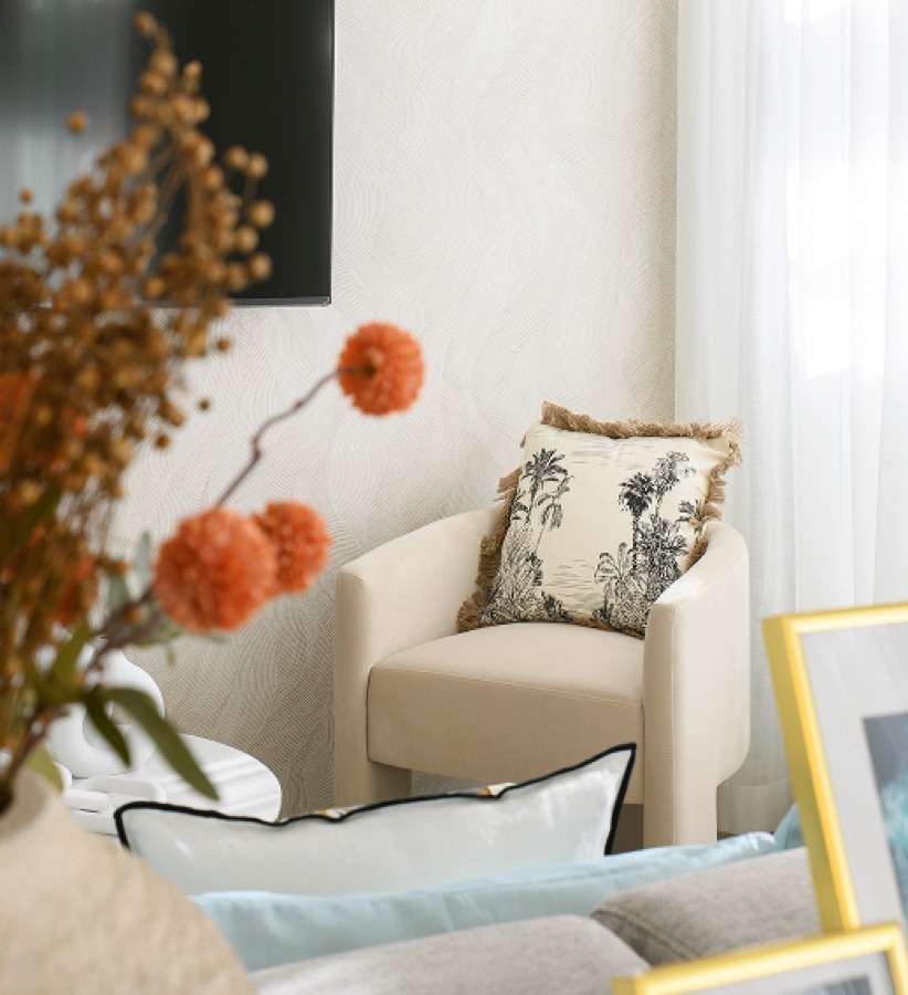 Estancia serena con plantas y materiales naturales, interiorismo con feng shui en la Costa del Sol