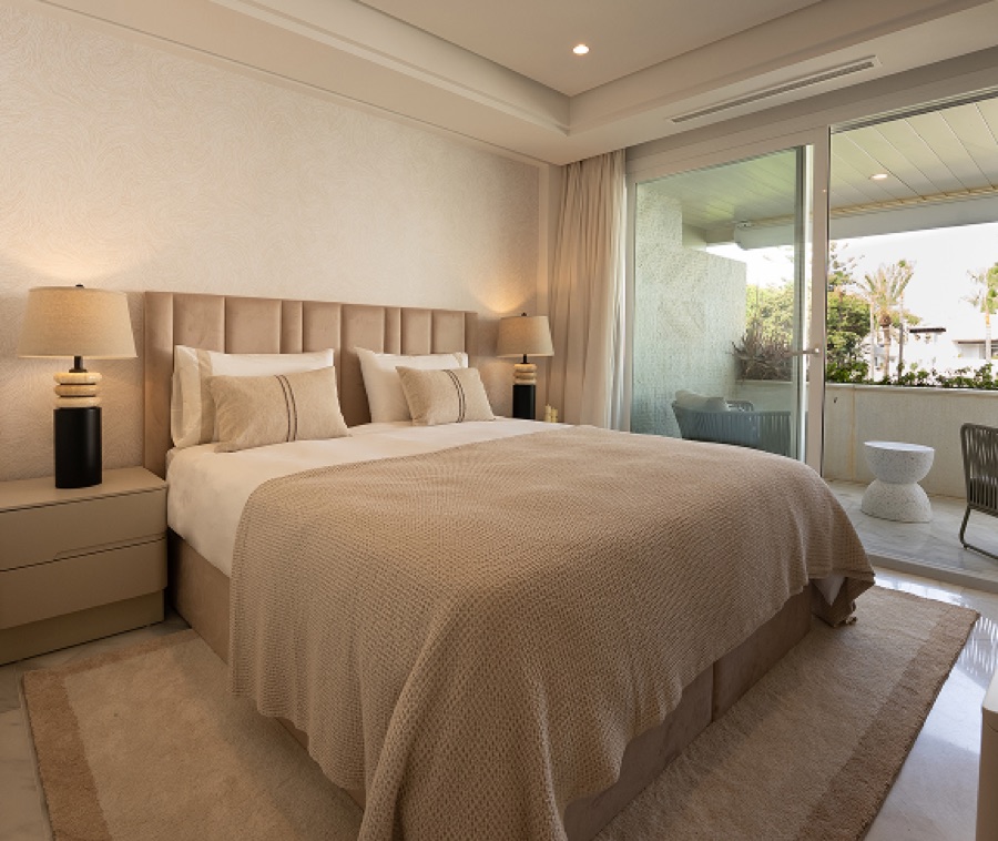 Dormitorio sereno de tonos neutros, interiorismo emocional en la Costa del Sol