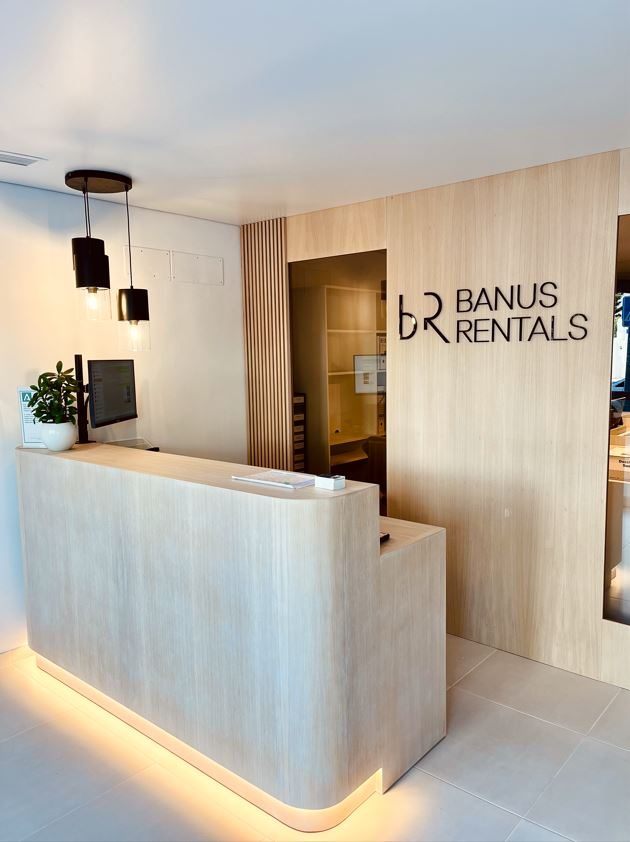 Detalle de la recepción del proyecto La simpleza de la arena · interiorismo en Marbella por Génesis Ramírez