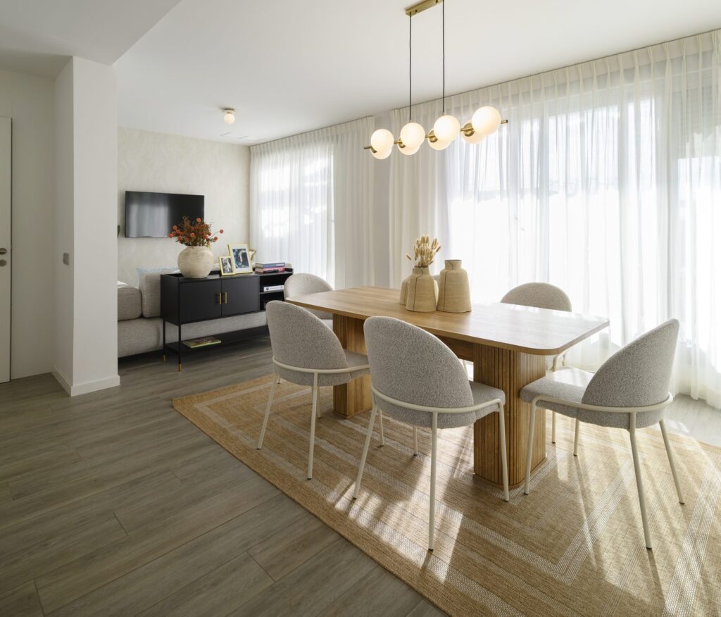 Comedor y zona de estar del proyecto Lumea · interiorismo en Marbella por Génesis Ramírez