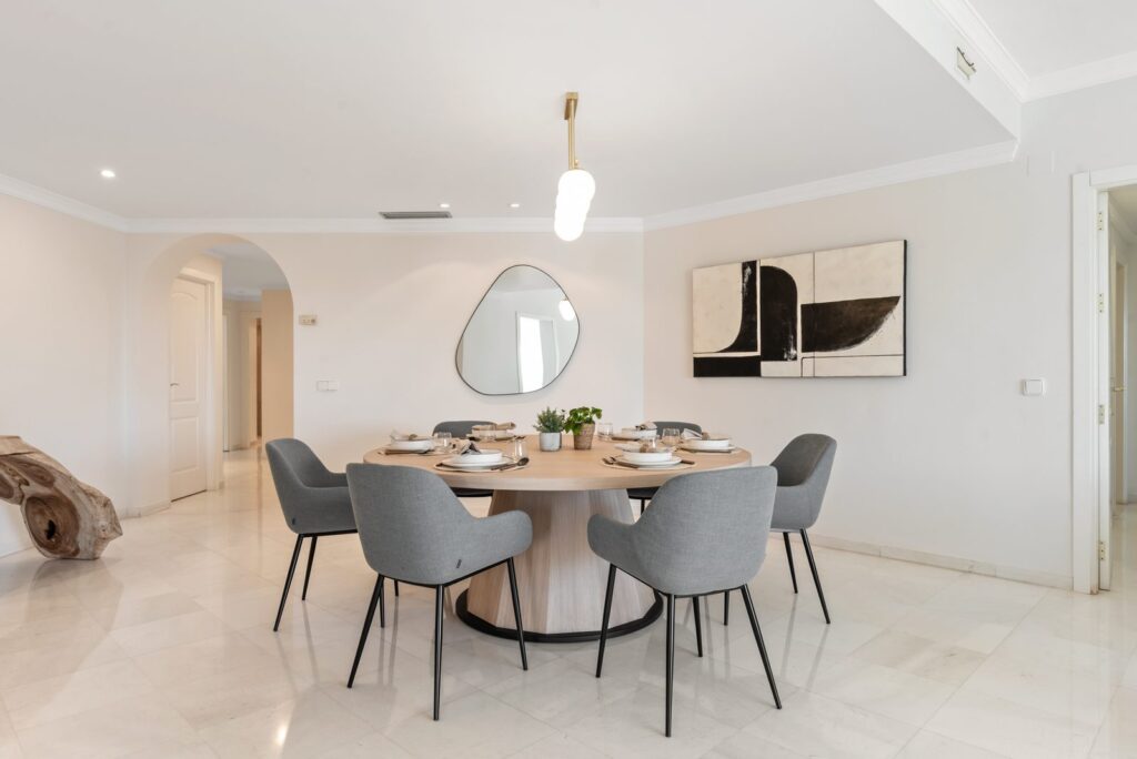 Comedor del proyecto Olor a mar · interiorismo en Marbella por Génesis Ramírez