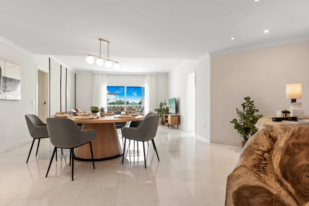 Comedor con vistas al mar del proyecto Olor a mar · interiorismo en Marbella por Génesis Ramírez