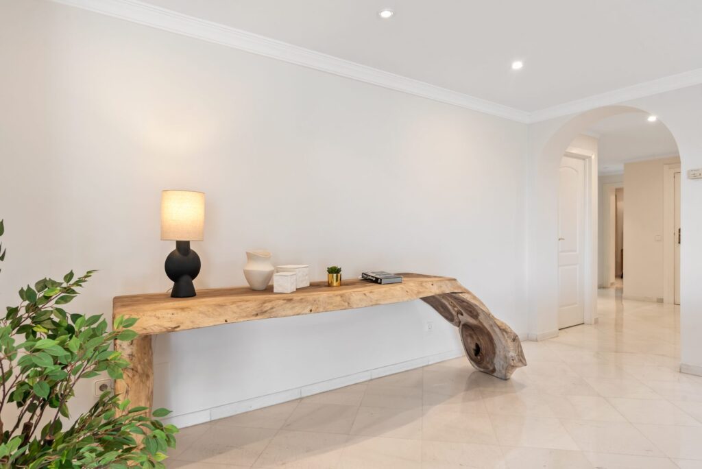Recibidor con consola de madera del proyecto Olor a mar · interiorismo en Marbella por Génesis Ramírez