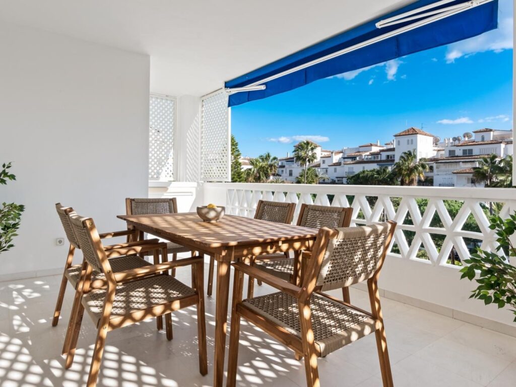 Terraza con vistas del proyecto Olor a mar · interiorismo en Marbella por Génesis Ramírez