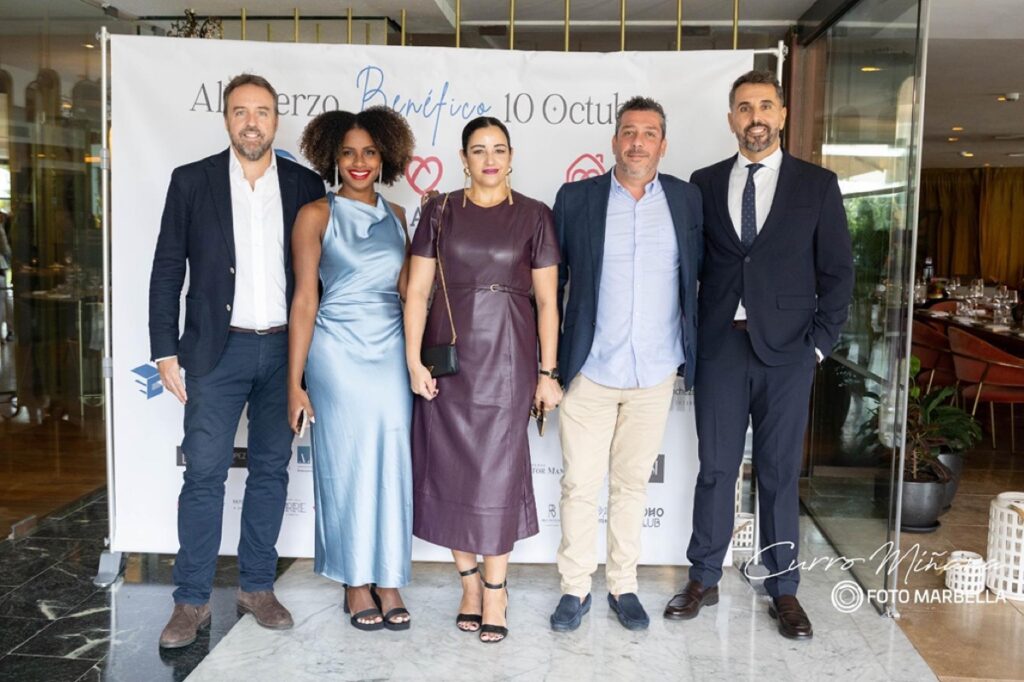 Génesis Ramírez junto a profesionales del sector en un evento de interiorismo en Marbella