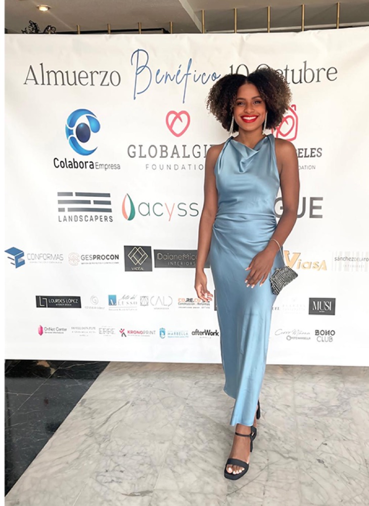 Génesis Ramírez en el photocall de un evento de diseño en la Costa del Sol