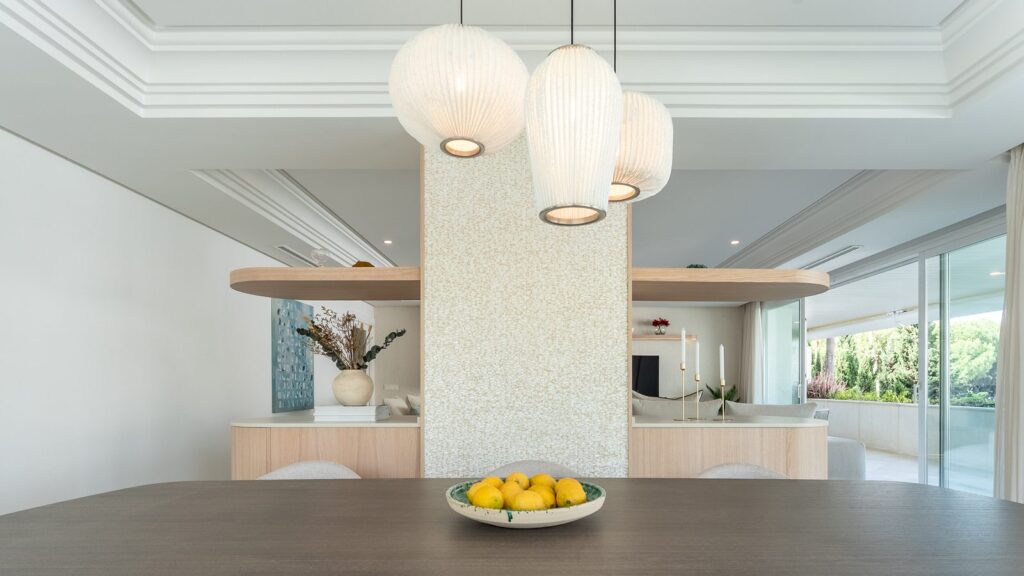 Comedor con vistas al jardín del proyecto Serenia · interiorismo en Marbella por Génesis Ramírez