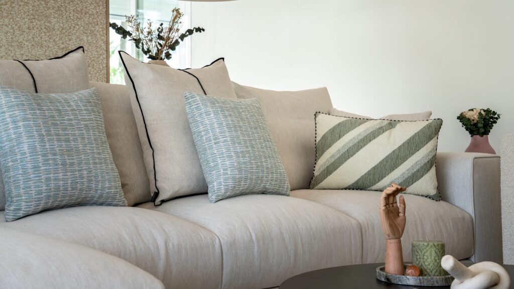 Sofá del salón del proyecto Serenia · interiorismo en Marbella por Génesis Ramírez