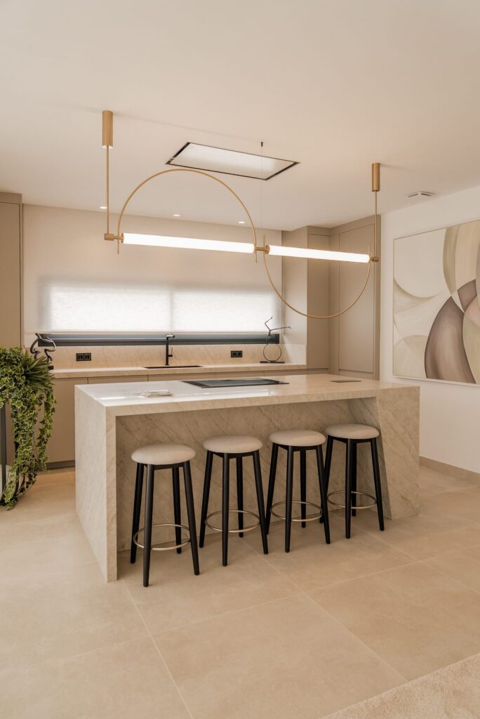 Cocina del proyecto Villa Gardenia · interiorismo en Marbella por Génesis Ramírez
