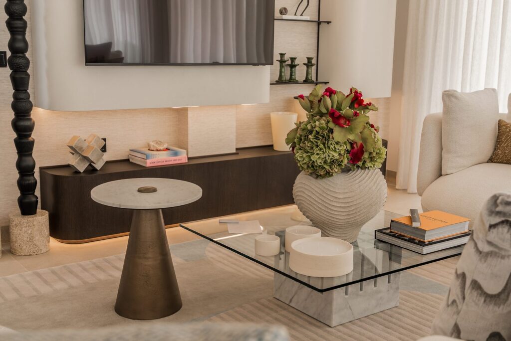 Salón del proyecto Villa Gardenia · interiorismo en Marbella por Génesis Ramírez